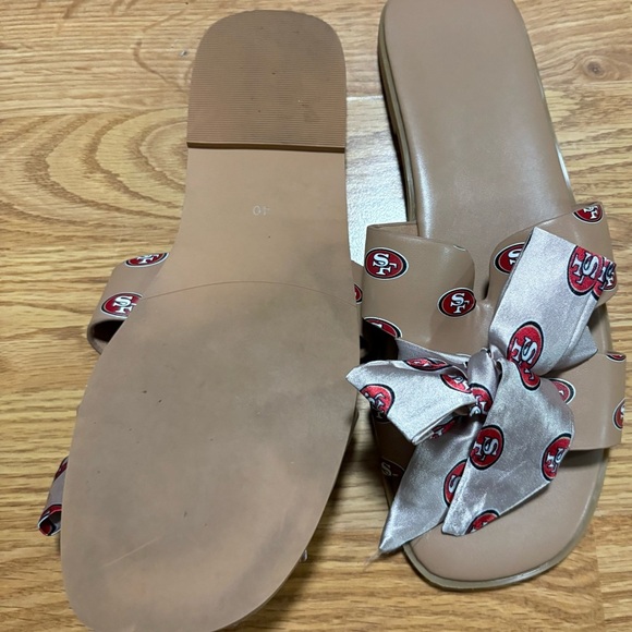 San Fransisco 49ers Tan Slide Sandals with Logo Bow size 10 - Picture 3 of 5